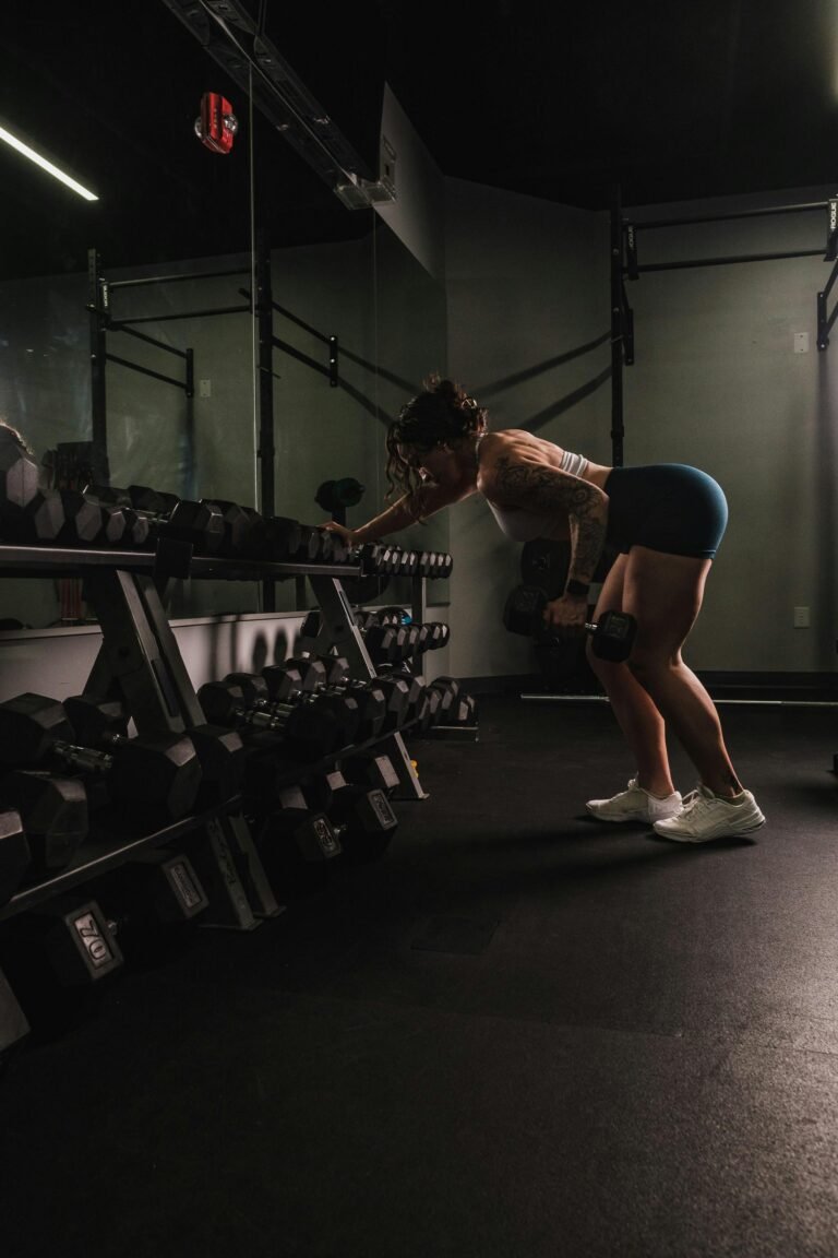 Los mejores ejercicios de espalda con mancuernas: ¡Tonifica tu musculatura dorsal!